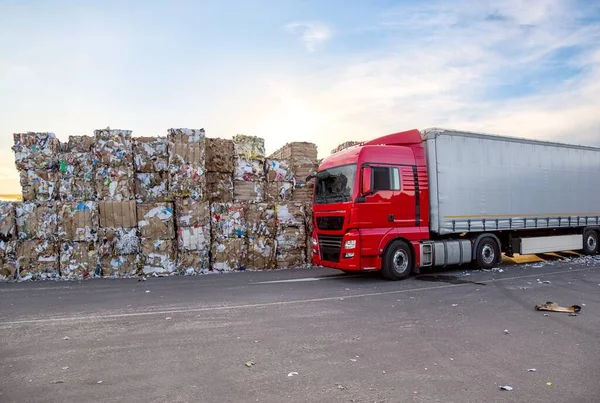 Vrachtwagen Laden Dock Recyclusindustrie Papier Karton Voor Recycling — Stockfoto