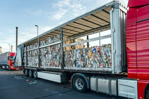 Muelle Carga Camiones Industria Del Reciclaje Papel Cartón Para Reciclar — Foto de Stock