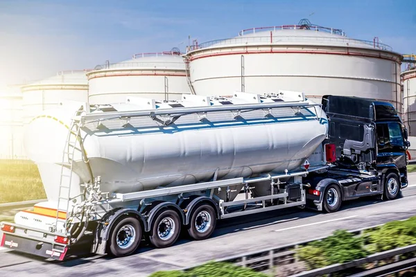 Kamyon Yolda Hızla Ilerliyor Mal Teslimatı Yakıt Tankerleri Sıvı Tehlikeli — Stok fotoğraf