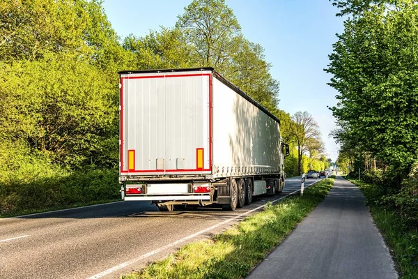 トラックは速度で道路上を移動し 商品の配達 — ストック写真