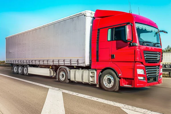 Dostawa Towaru Europie Ciężarówka Drodze — Zdjęcie stockowe