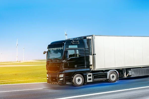Ciężarówka Porusza Się Drodze Prędkością Dostawa Towarów Ciężarówka Świcie Miga — Zdjęcie stockowe