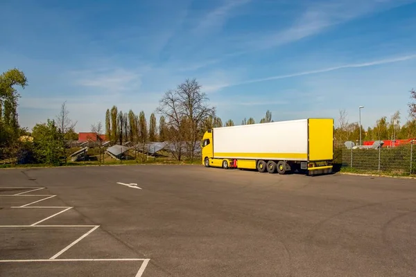 Camión Amarillo Estacionamiento Entrega Mercancías —  Fotos de Stock