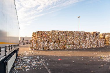 Geri dönüşüm endüstrisi. Geri dönüşüm için kağıt ve karton. Kamyon Yükleme İskelesi 