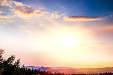 Günbatımında ve şafakta gökyüzü. Gökyüzü hakkında ışık. Cennet cenneti. Dramatik doğa geçmişi. Ruhun Yolculuğu . 