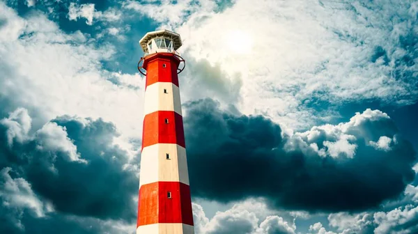 Maják Noci Zatažená Obloha Mraky — Stock fotografie