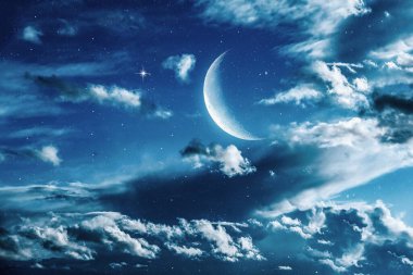 Gece gökyüzü ve bulutlardaki yıldızlar. Yeni ay arkaplanı