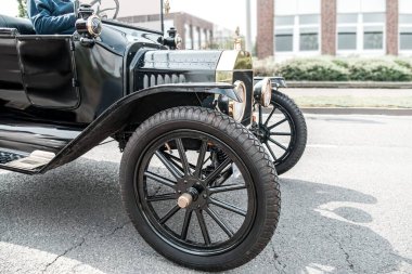 Retro araba parçası. Şehrin modern caddesinde eski siyah bir araba.