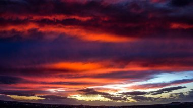 Gün batımında bulutlu gökyüzünün dramatik manzarası