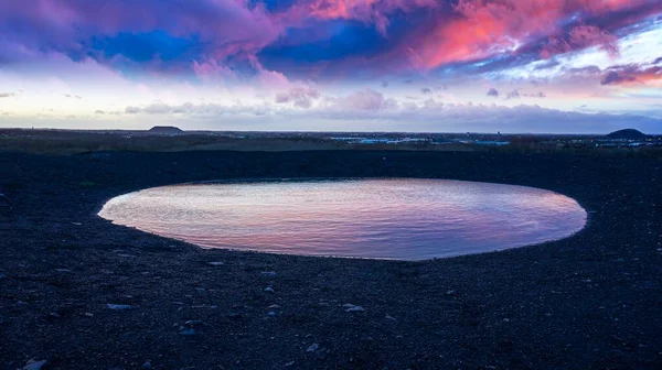 Vulkanické Jezero Odraz Mraků Oblohy Vodě Krásná Krajina Horského Terénu — Stock fotografie