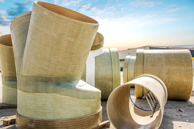 Geniş çaplı borular. İnşaat sahasında yığılmış borular, boruların geçişi, sökülmesi.