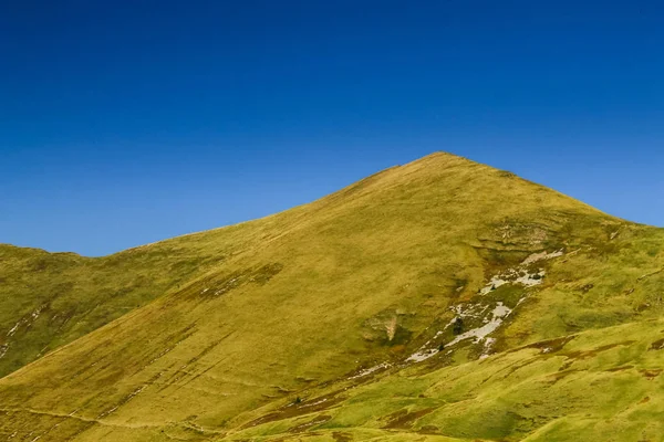 minimalist dağ şekli sadece gökyüzü ve dağ yeşil mavi