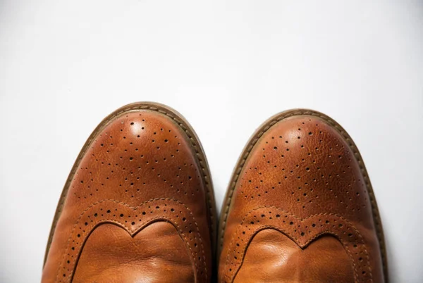 สีน้ําตาล oxford หนังคลาสสิกแว็กซ์ดีมีสไตล์หรูหราผู้ชายรองเท้า closeup — ภาพถ่ายสต็อก