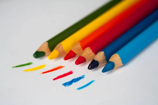 Ahşap renkli boya kalemi kalem çizilmiş çizgiler ile beyaz bir arka plan üzerinde