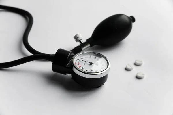 Beyaz arka plan ilaç eczane sağlık aygıtta hapları ve kan preassure