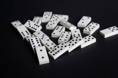 Koyu arkaplanda Domino çipleri 