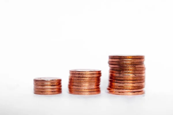 Beyaz arkaplanda para yığınlarının kapatılması, finansal konsept 