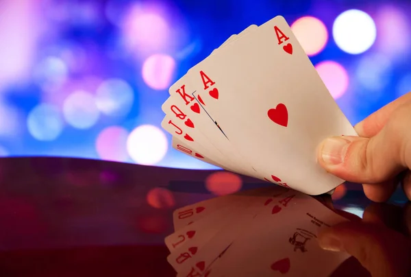 Arka planda el ele tutuşmalar, kumarhane konsepti. 