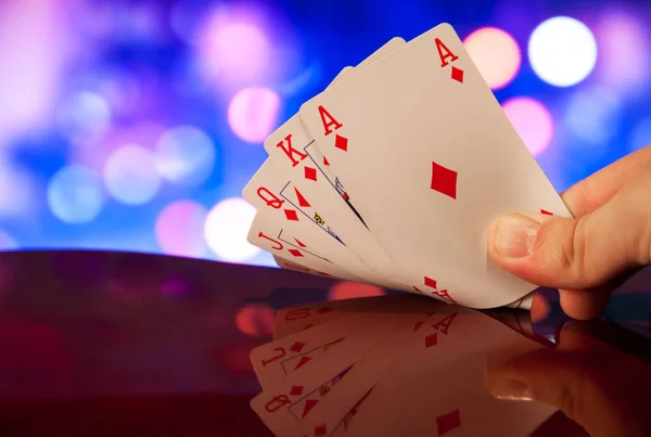 Arka planda el ele tutuşmalar, kumarhane konsepti. 