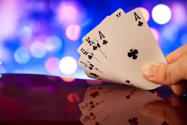 Arka planda el ele tutuşmalar, kumarhane konsepti. 