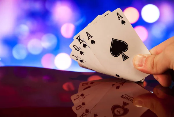 Arka planda el ele tutuşmalar, kumarhane konsepti. 