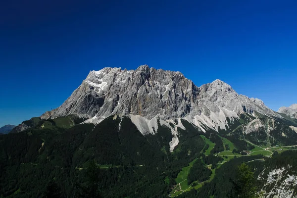 mavi gökyüzü arka plan üzerinde dağların doğal görünümü 