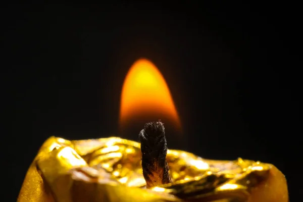 Yakıcı ateşle mumu kapat. 