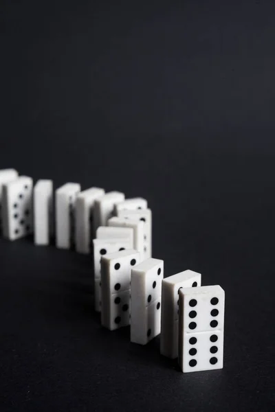 Koyu arkaplanda Domino çipleri 