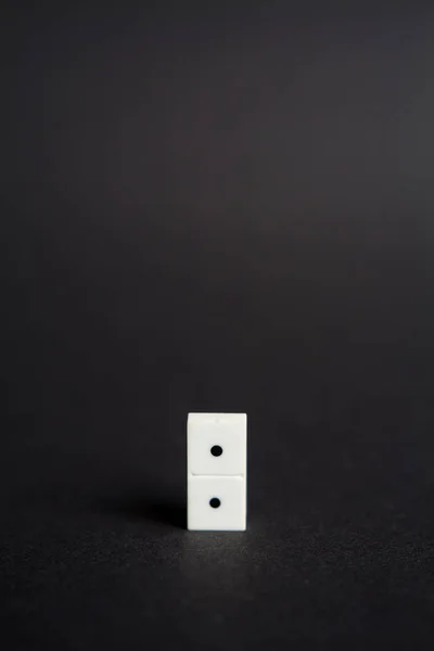 Koyu arkaplanda Domino çipi 