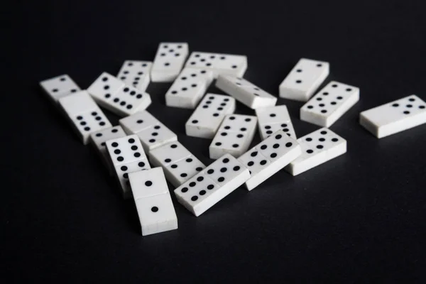 Koyu arkaplanda Domino çipleri 