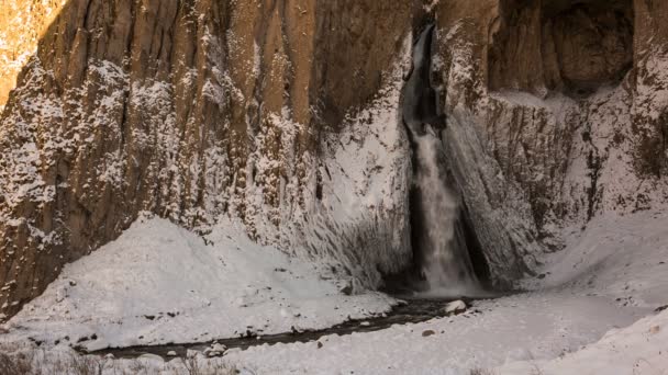 Высокий водопад Эмир в трактате Гиль-Су высоко в горах Кавказа зимой . — стоковое видео
