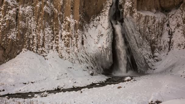 Alta cascada Emir en el tracto Gil-Su alta en las montañas del Cáucaso en invierno . — Vídeo de stock