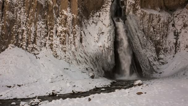 Hoge waterval Emir in het darmstelsel Gil-Su hoog in de bergen van de Kaukasus in de winter. — Stockvideo