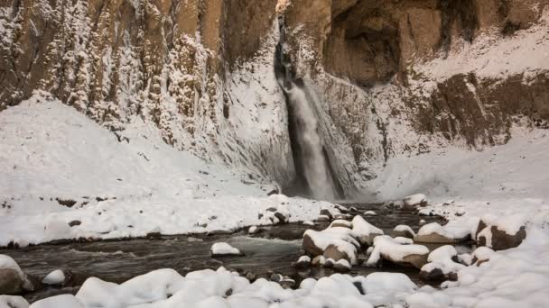 Alta cachoeira Emir na área Gil-Su alta nas montanhas do Cáucaso no inverno . — Vídeo de Stock