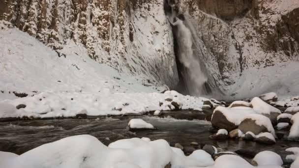 Alta cascata emiro nel tratto Gil-Su alto nelle montagne del Caucaso in inverno . — Video Stock