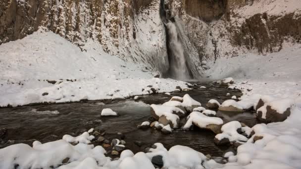 Hoge waterval Emir in het darmstelsel Gil-Su hoog in de bergen van de Kaukasus in de winter. — Stockvideo