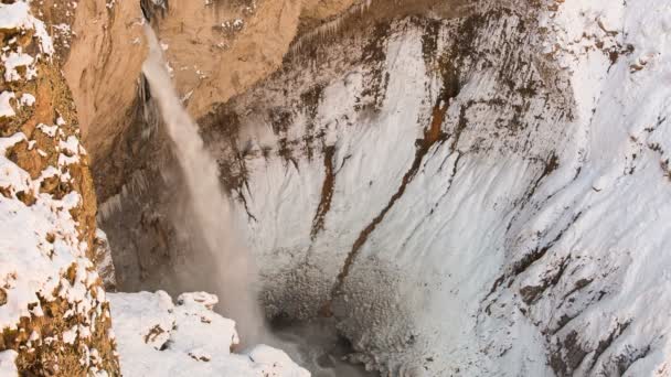 Υψηλό καταρράκτη Εμίρη του σωλήνα Gil-Su υψηλής Ελμπρούζ στον Καύκασο το χειμώνα. — Αρχείο Βίντεο