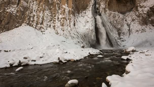 Magas vízesés a traktus Gil-Su Emir magas a kaukázusi hegyekben télen. — Stock videók