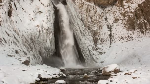 Високий водоспад еміра в урочищі Gil-су високо в горах Кавказу взимку. — стокове відео