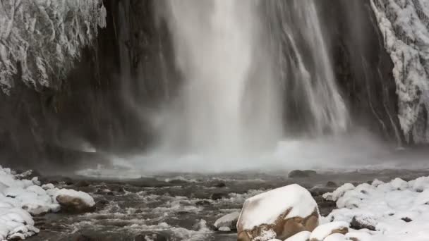 Haute cascade Emir dans les environs Gil-Su haut dans les montagnes du Caucase en hiver . — Video