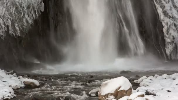 Alta cascada Emir en el tracto Gil-Su alta en las montañas del Cáucaso en invierno . — Vídeos de Stock