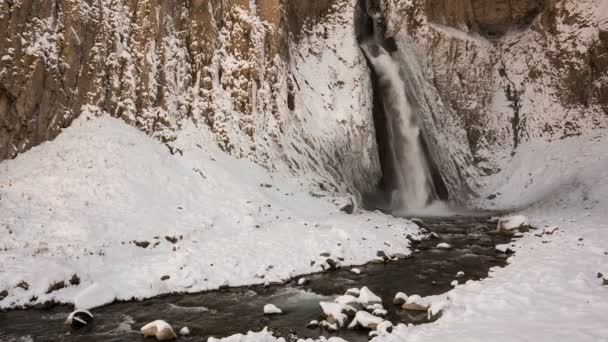 Hoge waterval Emir in het darmstelsel Gil-Su hoog in de bergen van de Kaukasus in de winter. — Stockvideo