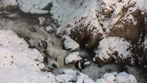 Το πρώτο χιόνι και κίτρινα φύλλα στις όχθες του ποταμού στα βουνά του Καυκάσου. — Αρχείο Βίντεο