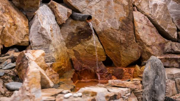 Η πηγή της φυσαλίδες του βρασμού μεταλλικό νερό - seltzer σε καλά με το κόκκινο στους τοίχους στα βουνά της Δημοκρατία της Καμπαρντίνο-Μπαλκάρια — Αρχείο Βίντεο