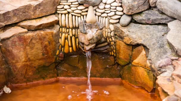 La fonte di bolle di acqua minerale bollente - seltzer nel pozzo con pareti rosse nelle montagne di Kabardino-Balkaria — Video Stock