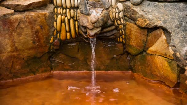 Источник пузырьков кипящей минеральной воды - сельтерская вода в колодце с красными стенами в горах Кабардино-Балкарии — стоковое видео