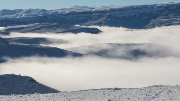 形成と中央コーカサスのピークの山の斜面に雲の動き. — ストック動画