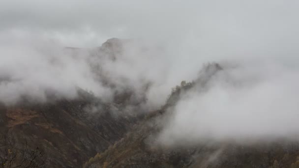 La formación y los movimientos de las nubes hasta las empinadas laderas de las montañas del Cáucaso Central . — Vídeos de Stock