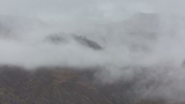 Формирование и движение облаков до крутых склонов вершин гор Центрального Кавказа . — стоковое видео