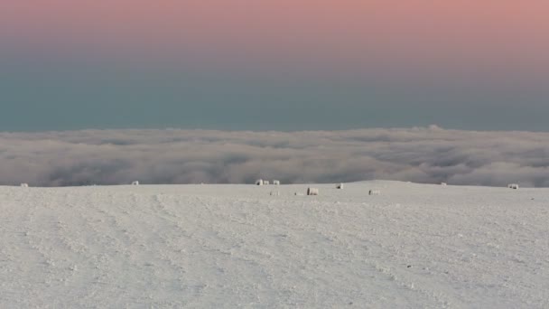 La formación y los movimientos de las nubes hasta las empinadas laderas de las montañas del Cáucaso Central . — Vídeos de Stock